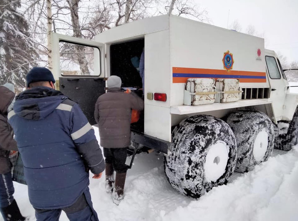 ШҚО-да қар құрсауында қалған стансаға азық жеткізілді