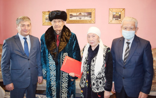 Ақынды әкім құттықтады