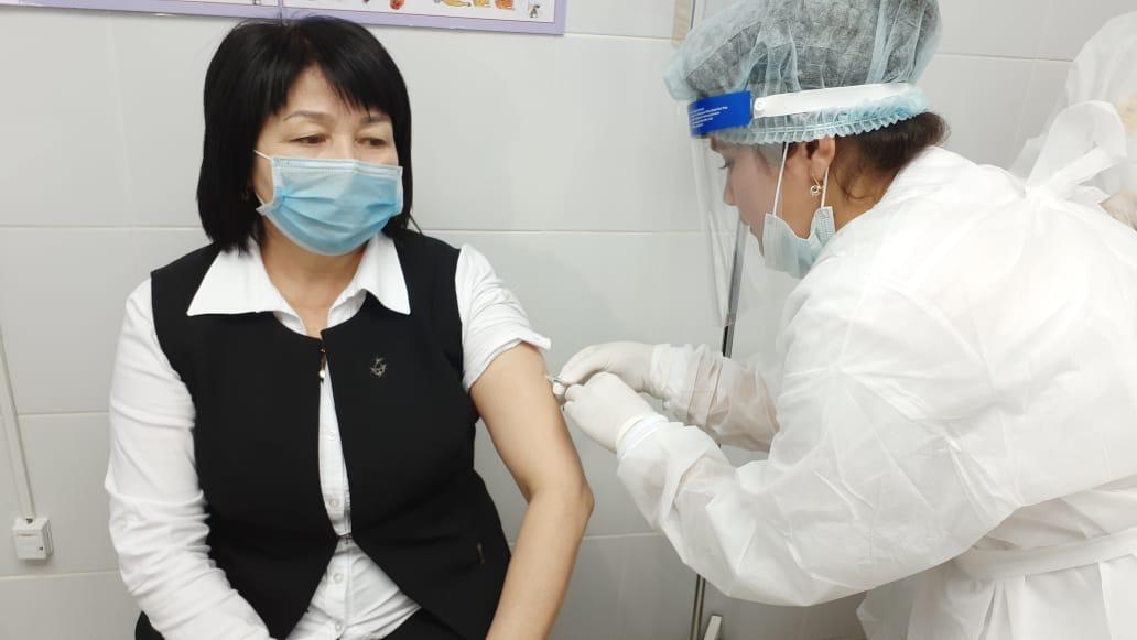 Түркістан облысында 800-ден астам медицина қызметкері екпе салдырды