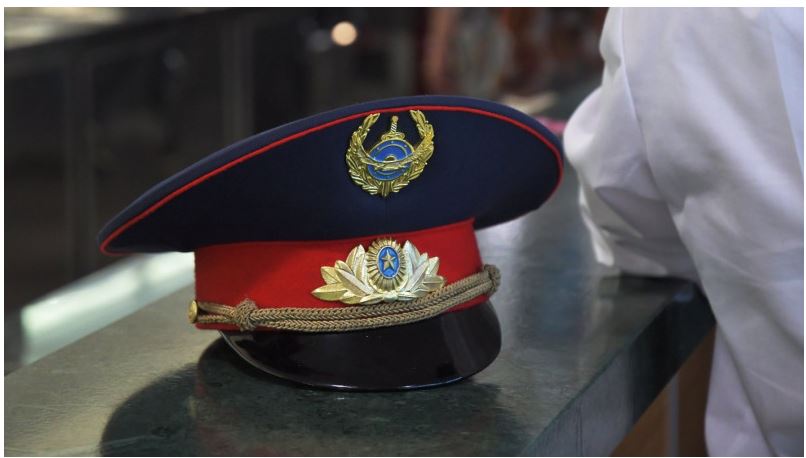 Өскеменде полицейге шабуыл жасады