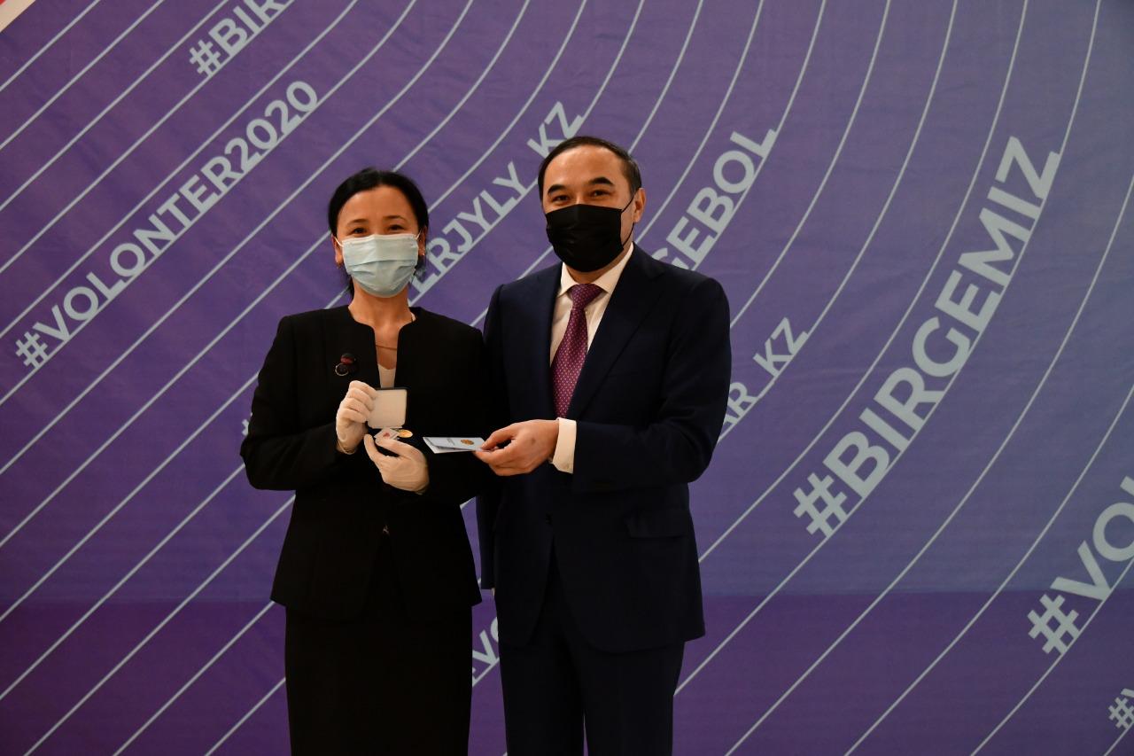 Алматыда еріктілерді індетке қарсы күреске қосқан үлесі үшін марапаттады