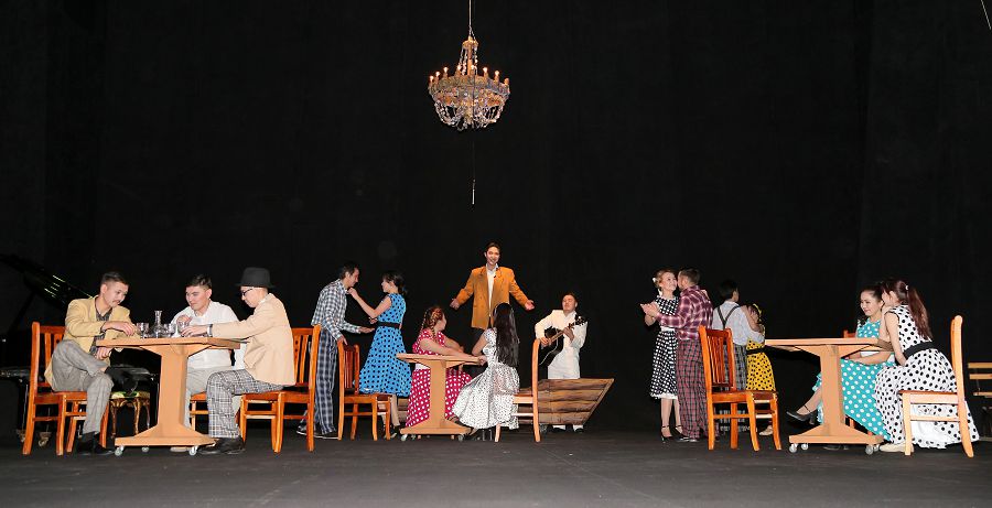 Сазгердің сахналық бейнесі