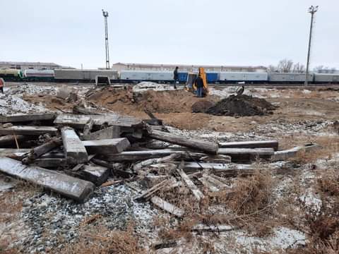 Атырауда мұнай өнімдерімен ластанған аумақ тазартылып жатыр