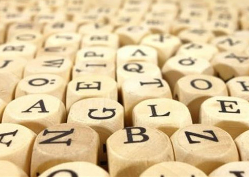 Латын графикасына негізделген жаңа қазақ әліпбиінің ерекшелігі неде?