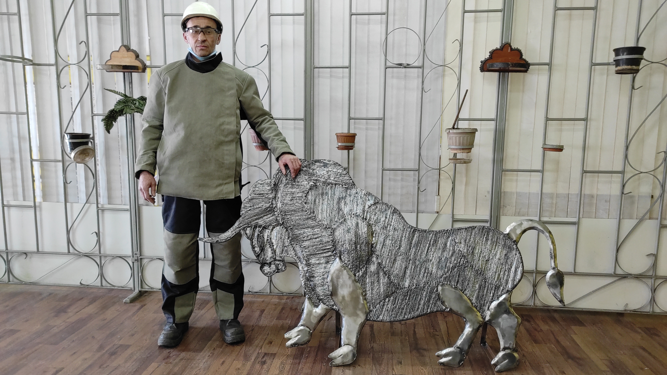 Рудный тұрғыны өндірістік метал қалдығынан мүсін жасап шығарды