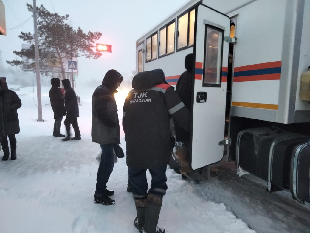Қостанайда боранда қалған 600-ден астам адам үйлеріне жеткізілді