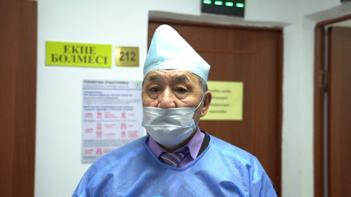 Атырауда егде жастағы дәрігер вакцина салдырды