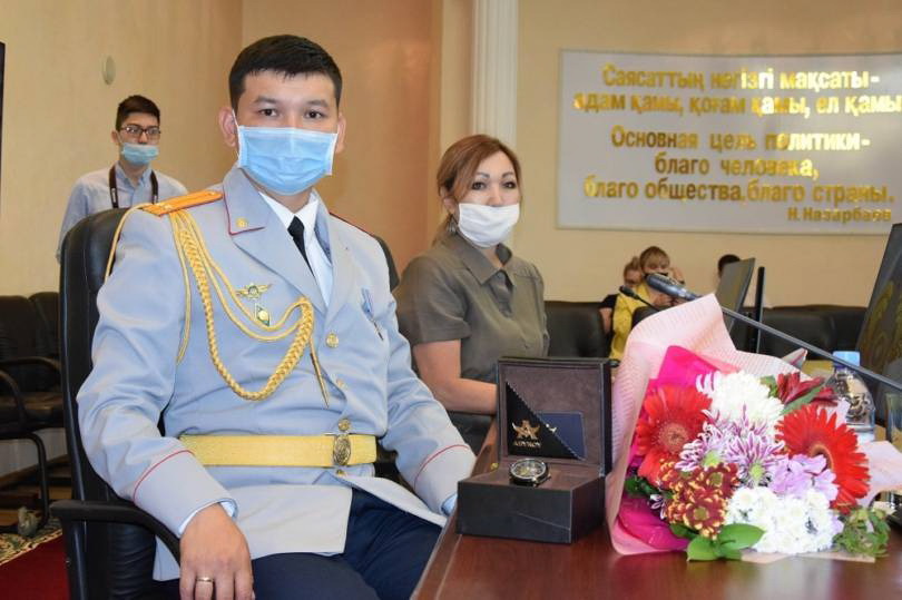 Боранда жол бастаған полицей