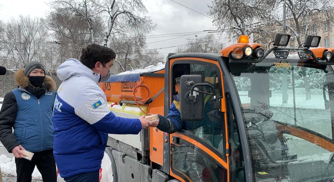 Алматының еріктілері қарт адамдарға қар тазалуға көмектесті