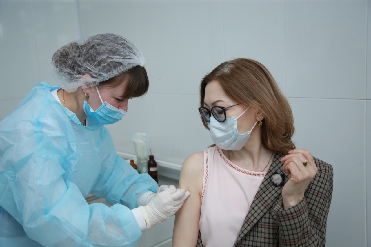 Қостанайда мұғалімдер мен полицейлерге вакцина егу басталды