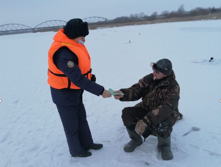 Құтқарушы әйел қауіпсіздікті қамтамасыз етеді