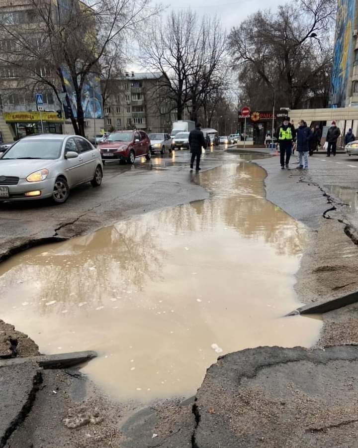 Алматының ортасындағы көше опырылып қалды