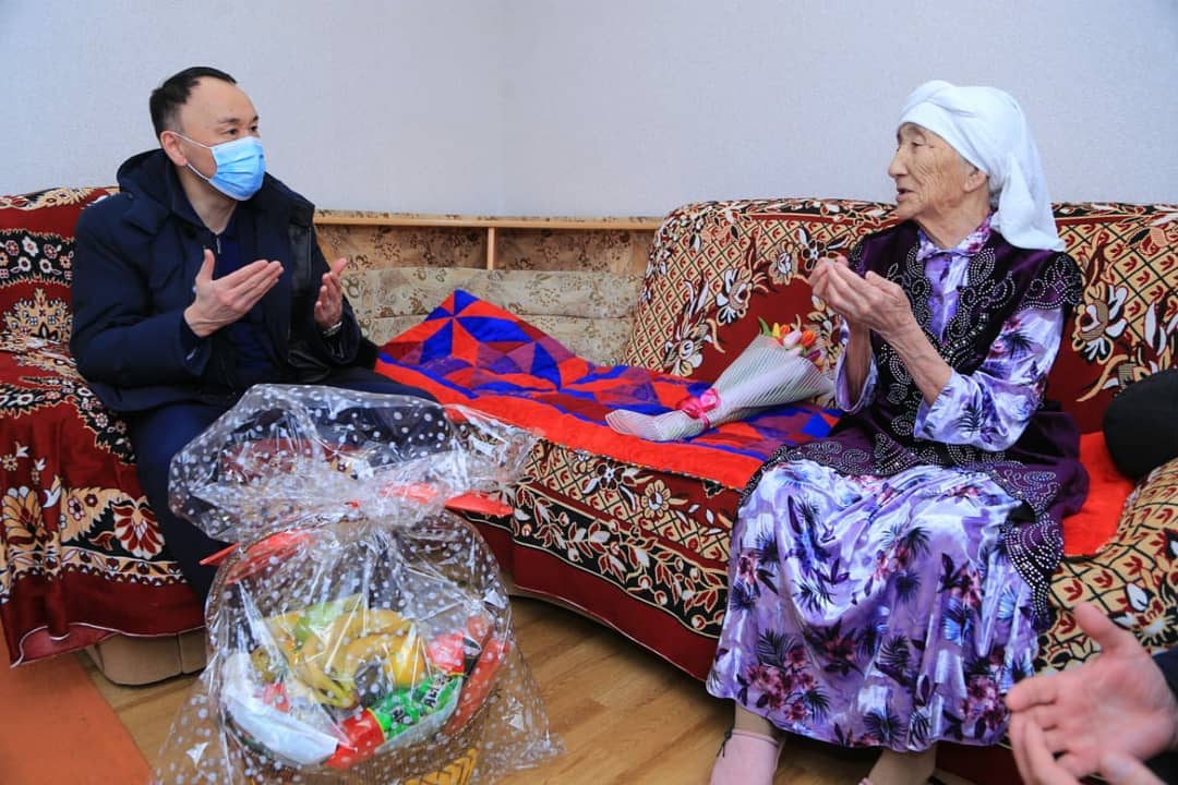 Қостанай облысының әкімі 100 жастан асқан әжелерді құттықтады