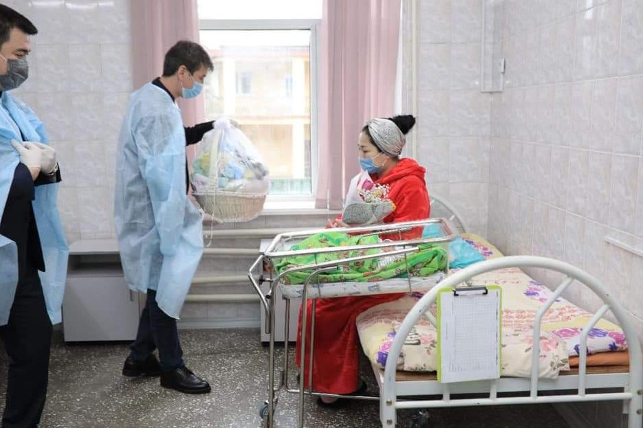 Түркістанда облыс басшылығы жас аналар мен  дәрігерлерді мерейлі мерекемен құттықтады