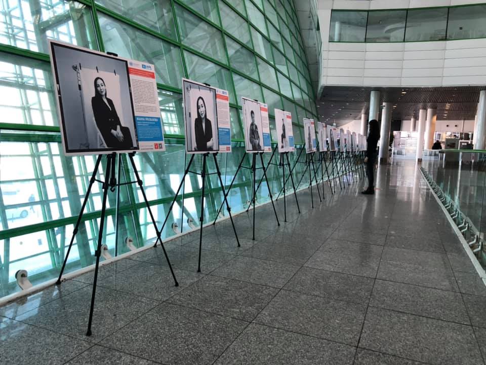 «Әйелдер COVID-19 қарсы күрестің алдыңғы шебінде» фотокөрмесі Алматыға келді