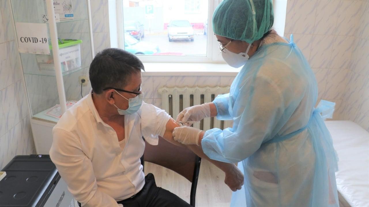Түркістан облысында 500-ге жуық педагог пен 200-дей полиция қызметкері вакцина салдырды