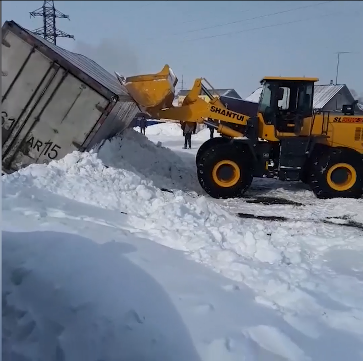 Жолдан шығып кеткен жүк көлігін үш техника зорға шығарды