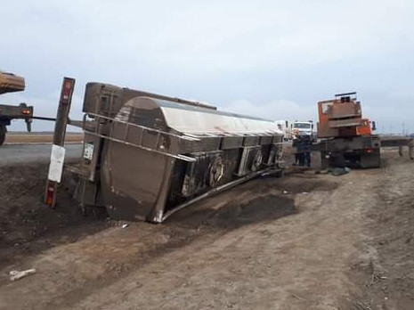 Атырау облысында дизель тасымалдаған көлік аударылды