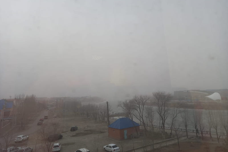 Атырауда шаңды дауыл басылмай тұр