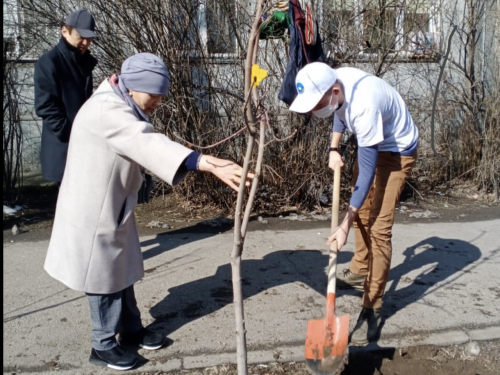 Қазақстан халқы ассамблеясы мүшелері қайырымдылық акциясын өткізуде