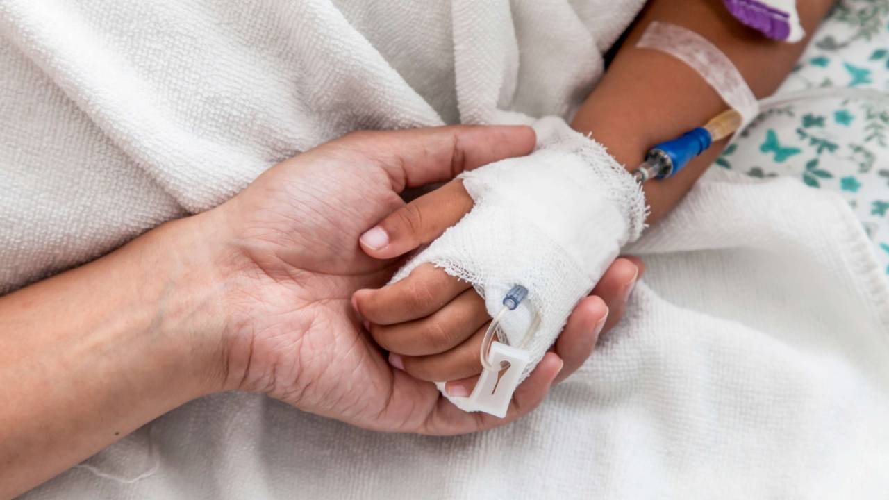 «Бөлшектеп жинадық»: Жүк көлігі қағып кеткен қыздың жағдайы белгілі болды