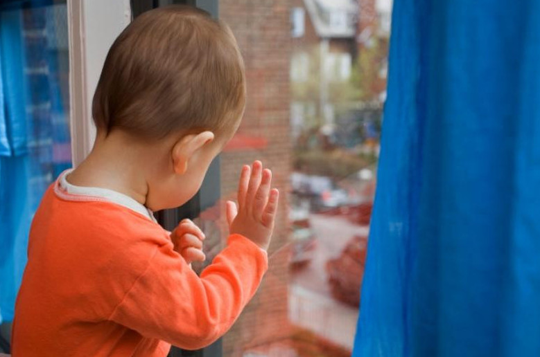 Атырауда 5 жастағы бала 4-ші қабаттан құлады