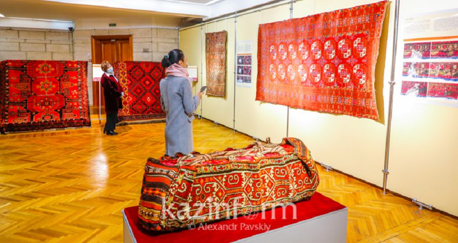 Көздің жауын алатын кілемдер