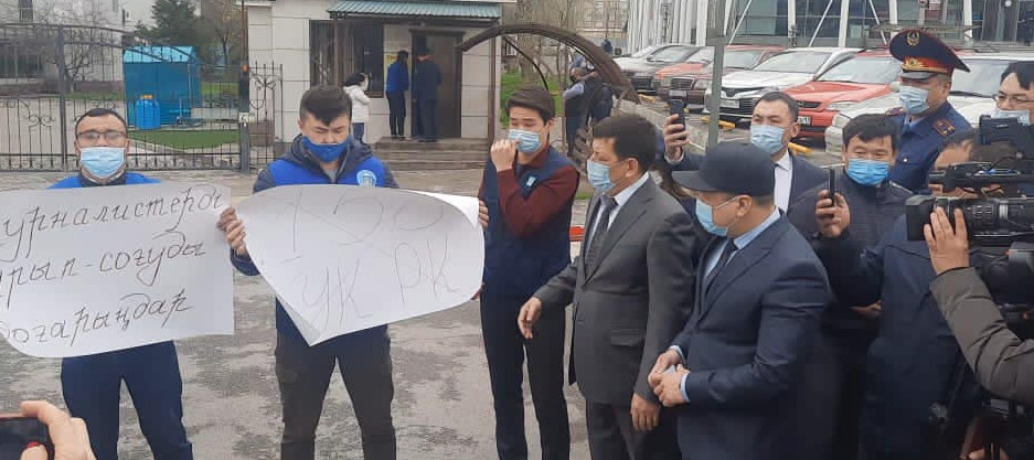 Шымкентте журналистер бейбіт акция өткізіп, наразылықтарын білдірді