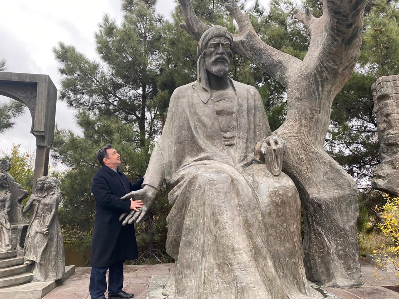 Жауһар жырдың тәжін киген Низами