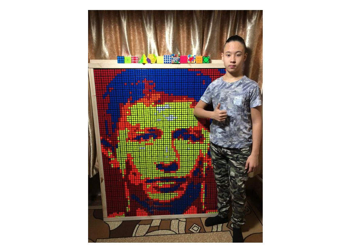 Кубиктен портрет құрастырған