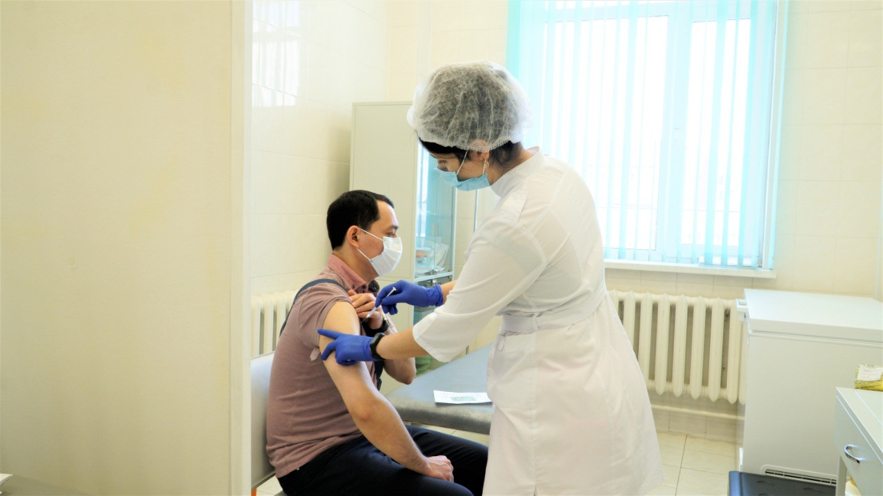 Коронавирусты жаппай вакцинасыз жеңу мүмкін емес – алматылықтар