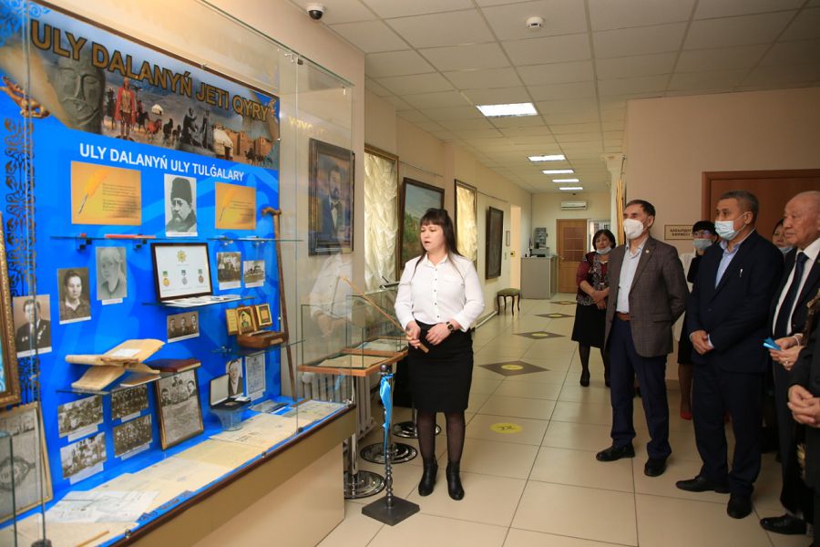 Ұлт ұстазына қатысты жәдігерлер