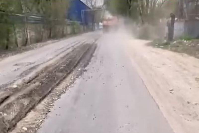 Алматыда жаңадан салынған асфальт бұзылды