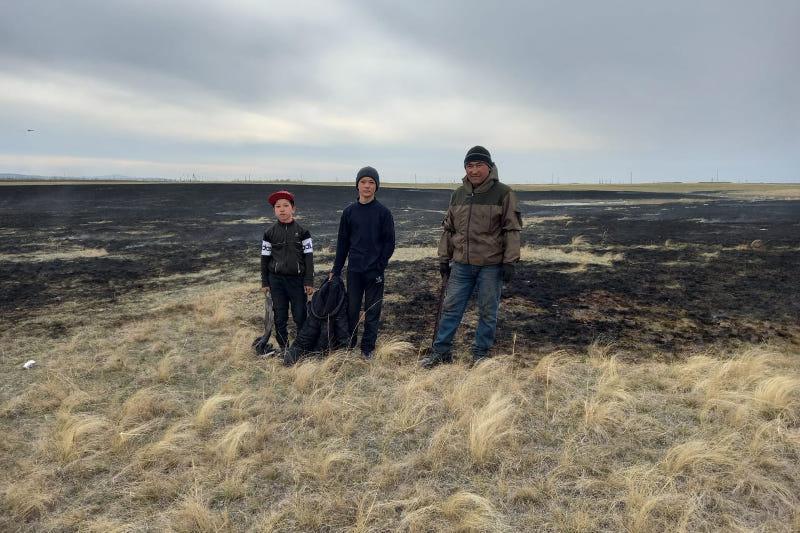 Ақмола облысында қойшы ұлдарымен бірге дала өртін сөндірді