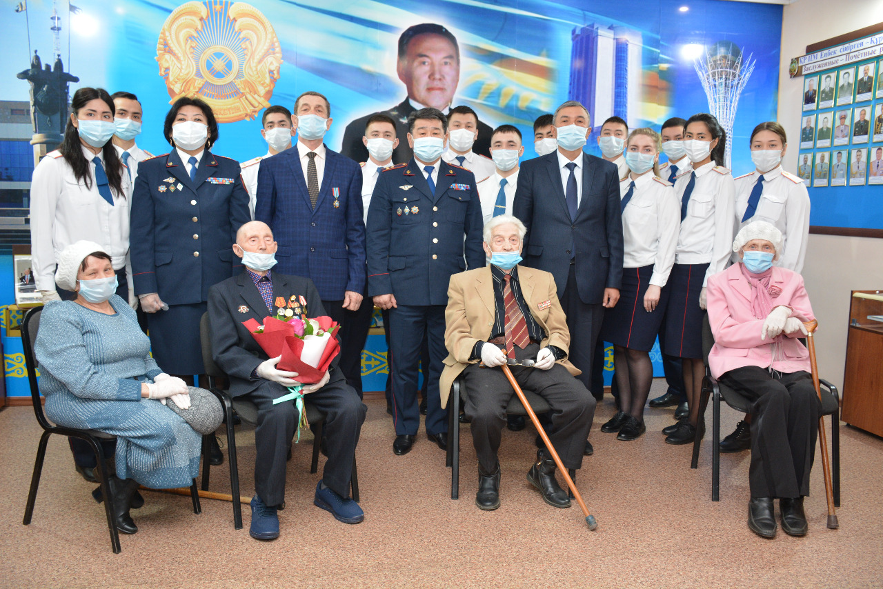 100 жастағы майдангер полицияның жас офицерлерімен кездесті