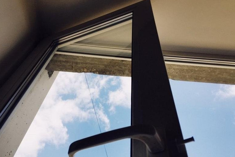 Атырауда 9-қабаттан құлаған әйел көз жұмды