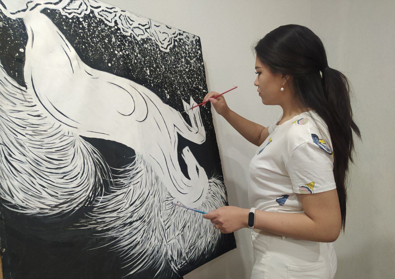 Суретті теріс салатын қыз