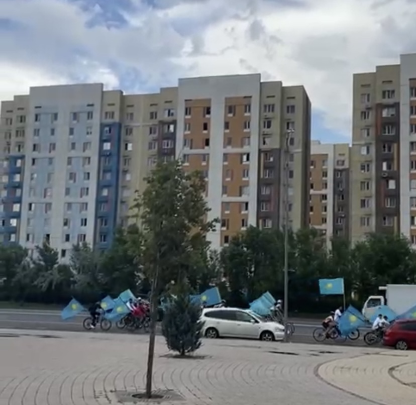 Ту ұстаған велошабандоздар Алматы көшелерімен жүріп өтті