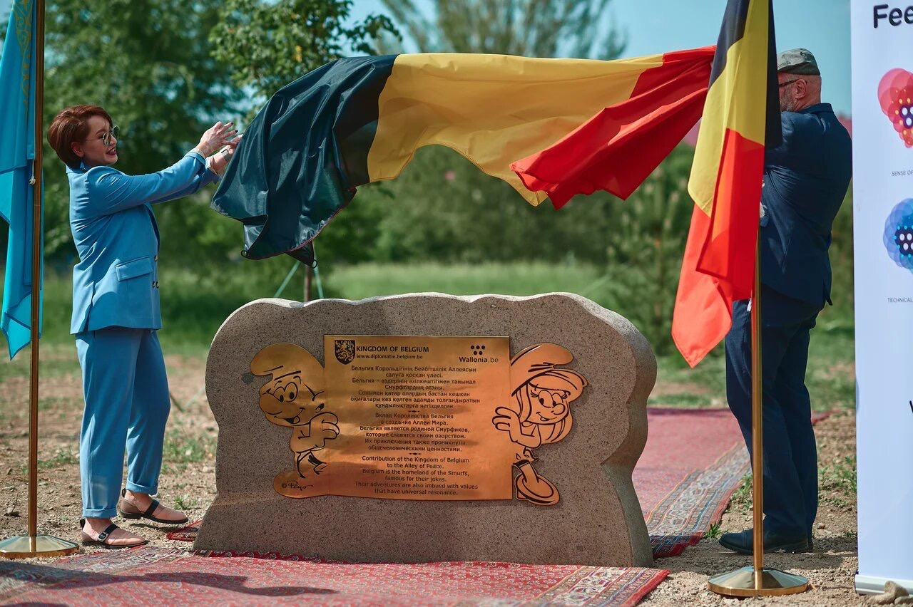 Бельгия Ботаникалық баққа «Смурфиктерді» сыйға тартты