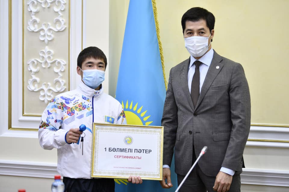 БҚО әкімі боксшы Даниял Сәбитке пәтер сыйлады