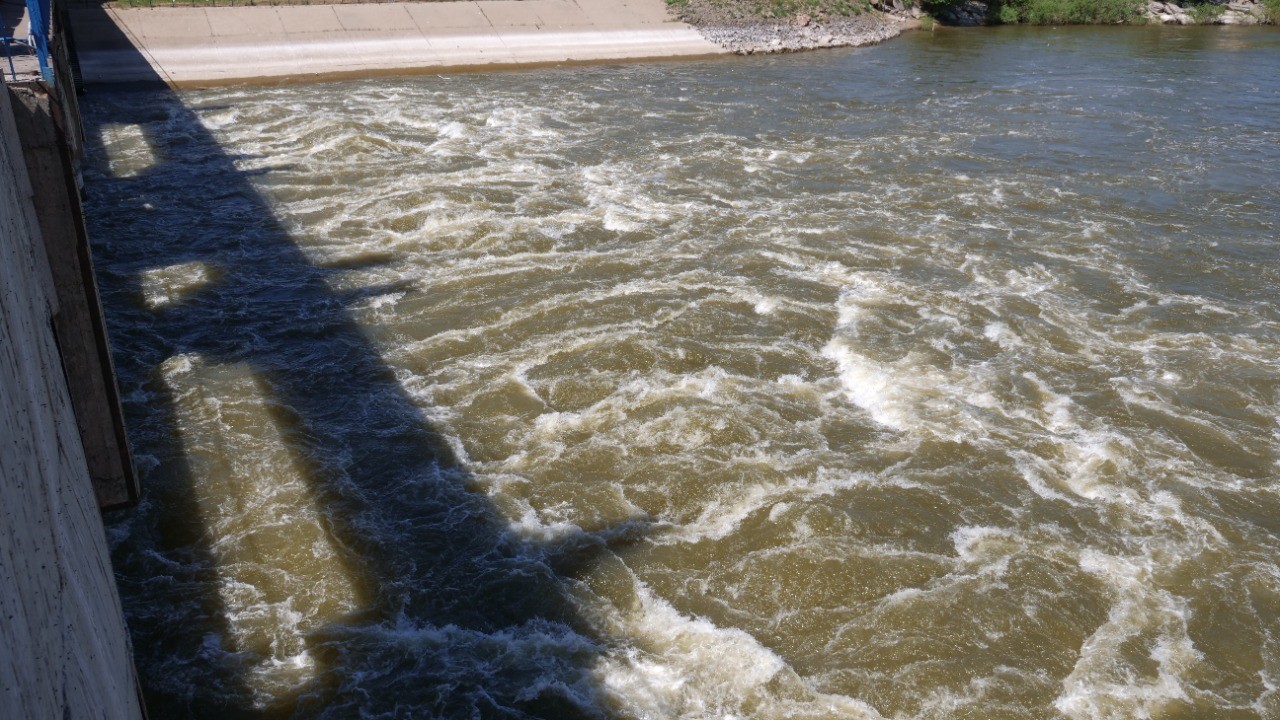 Қайықта ұйықтап қалған балықшы ажал аузынан қалды