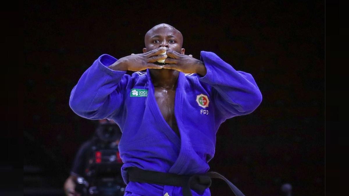 Ерлер арасында әлем чемпионатында жеңіс тұғырына көтерілген дзюдошылар