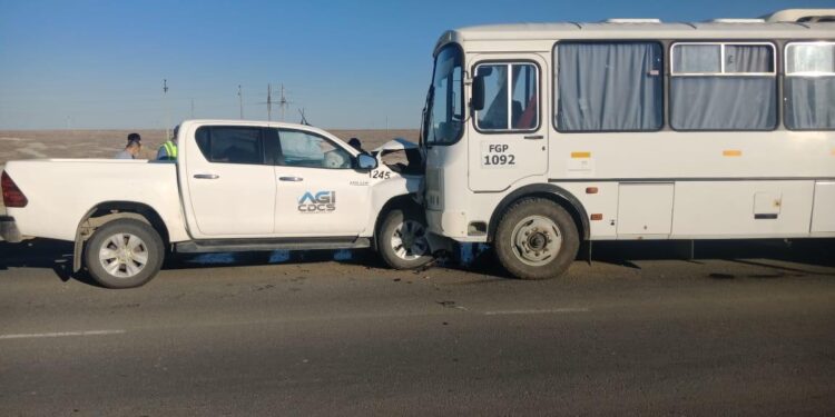 Теңіз кенішінде автобус пен пикап соқтығысып, бір адам ауруханаға жеткізілді