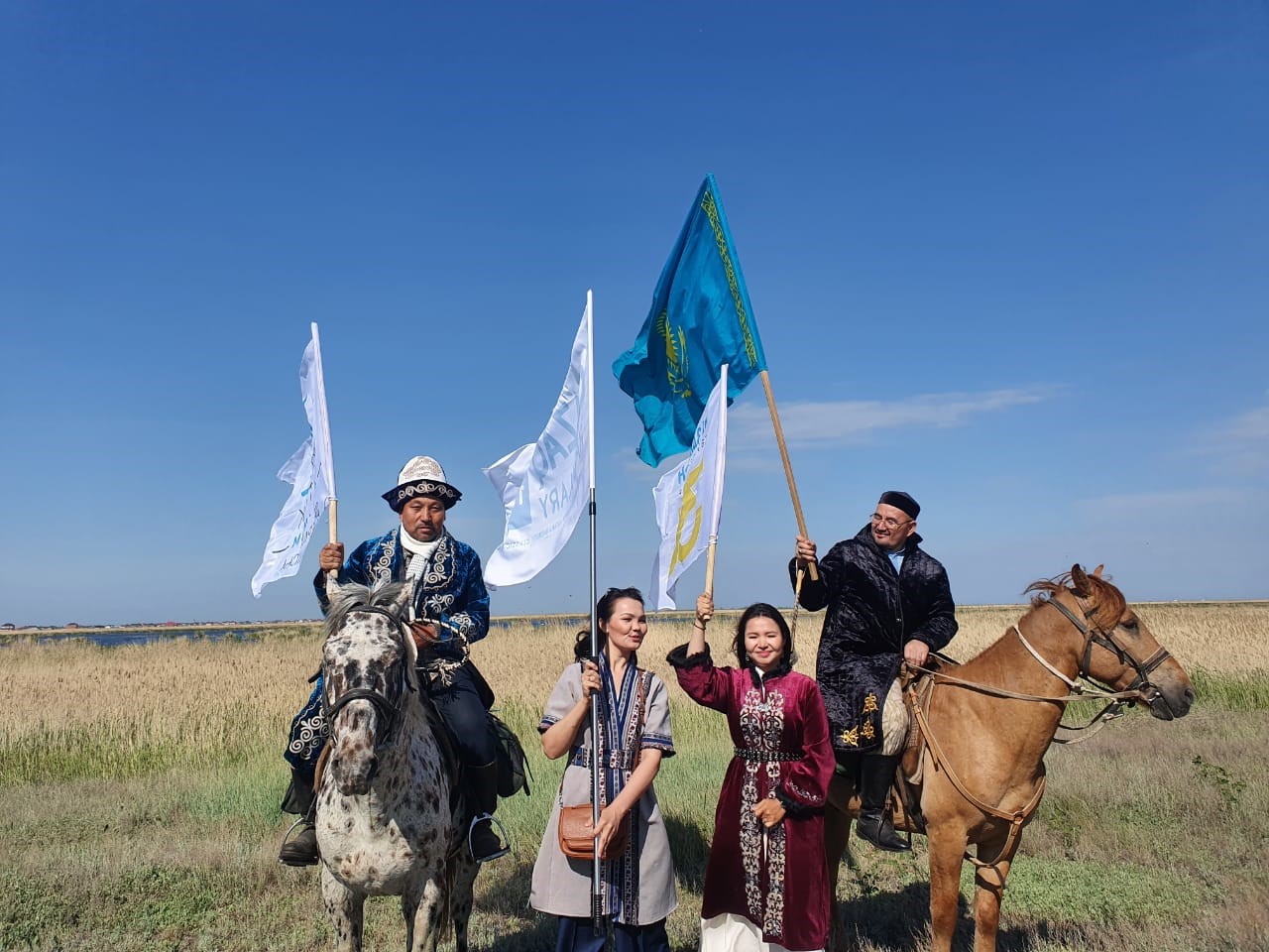 Атың барда ел таны, желіп жүріп...