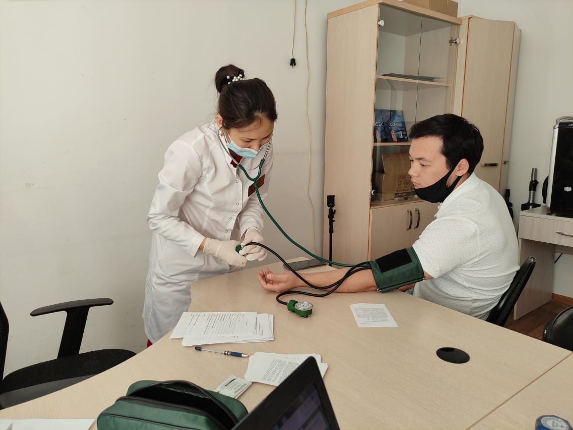 Театр ұжымы екпе салдырды