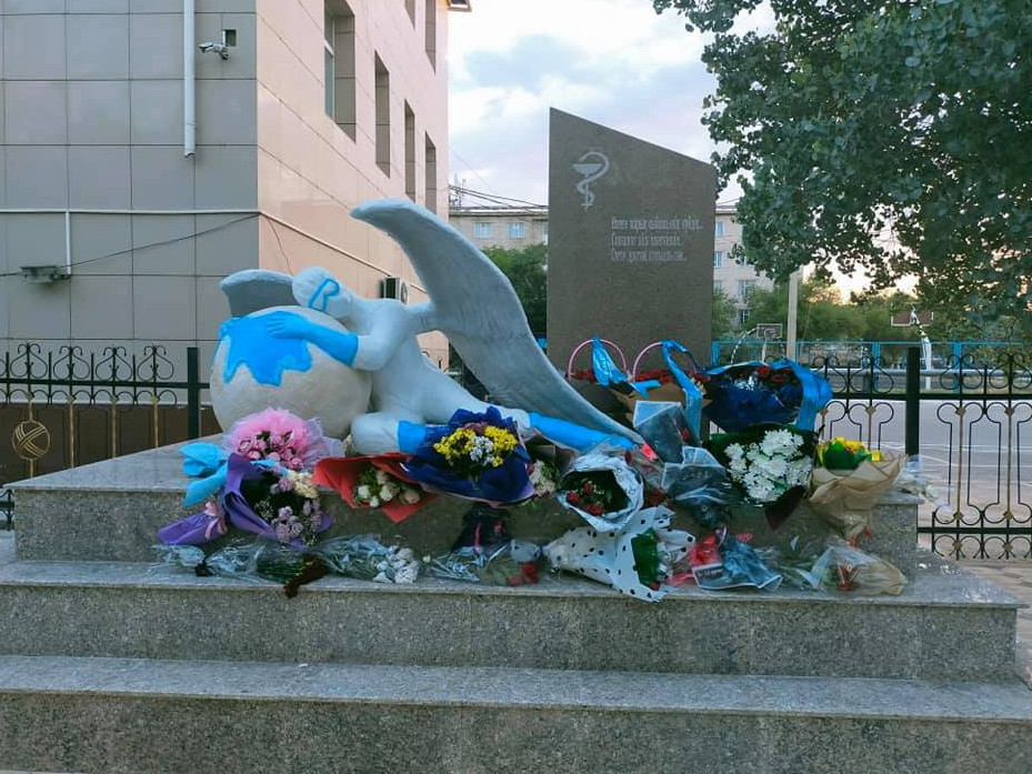 Дәрігерлерге ескерткіш орнатылды