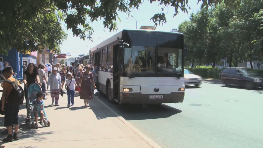 Аялдамада автобус күткен халық...