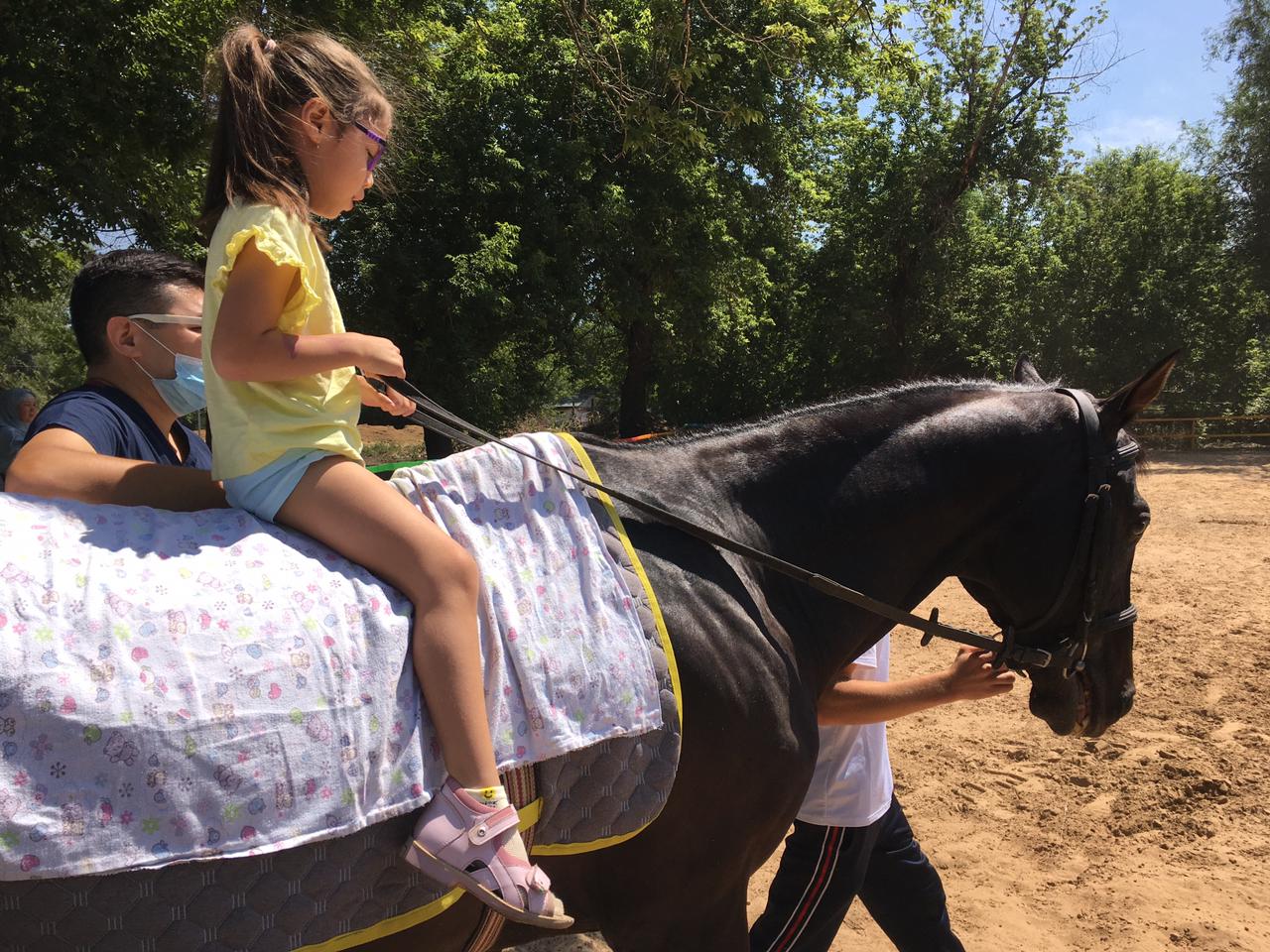 Алматыда мүгедек балаларды емдейтін иппотерапия жобасы іске қосылды