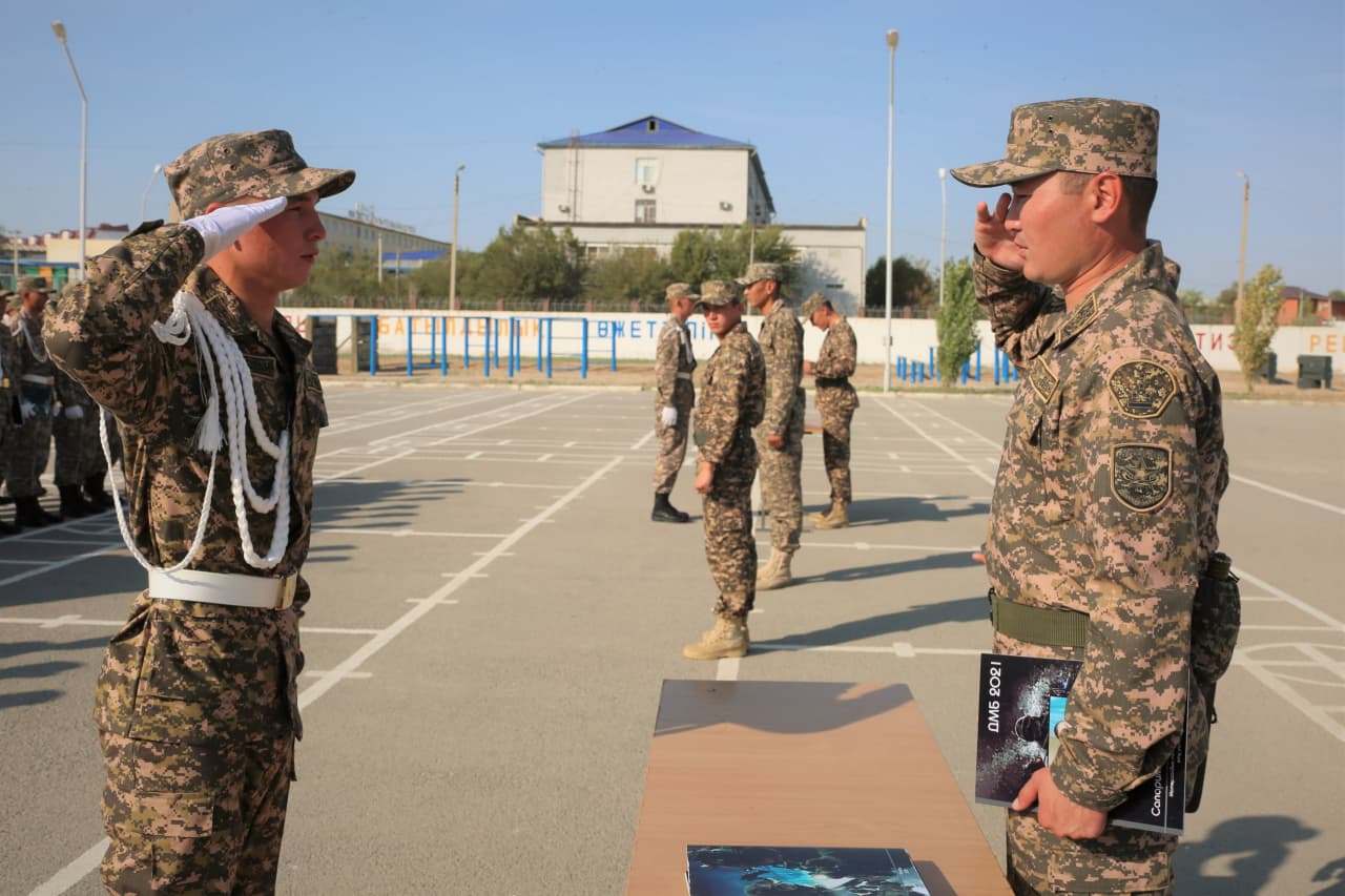 Атырауда әскерде болған 120 сарбаз отбасына оралды