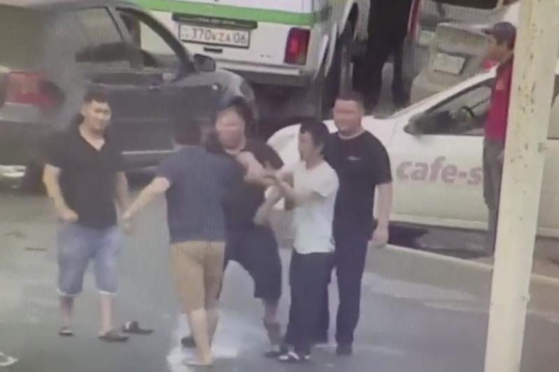 Атырауда көшеде төбелескен жігіттер жазаланды